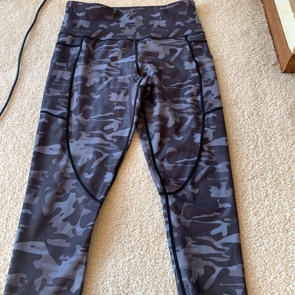 Camo ZYIA light n tight with pockets capris - Picture 3 of 3